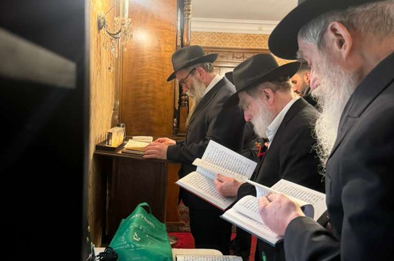 הרב חיים שאול ברוק - מנהל ועד הנחות בלשון הקודש, עומד חזן בעמוד התפילה, במניין מנחה שנערך בבית הרבי והרבנית ברחוב פרזידנט, לרגל היארצייט של הרבנית ע