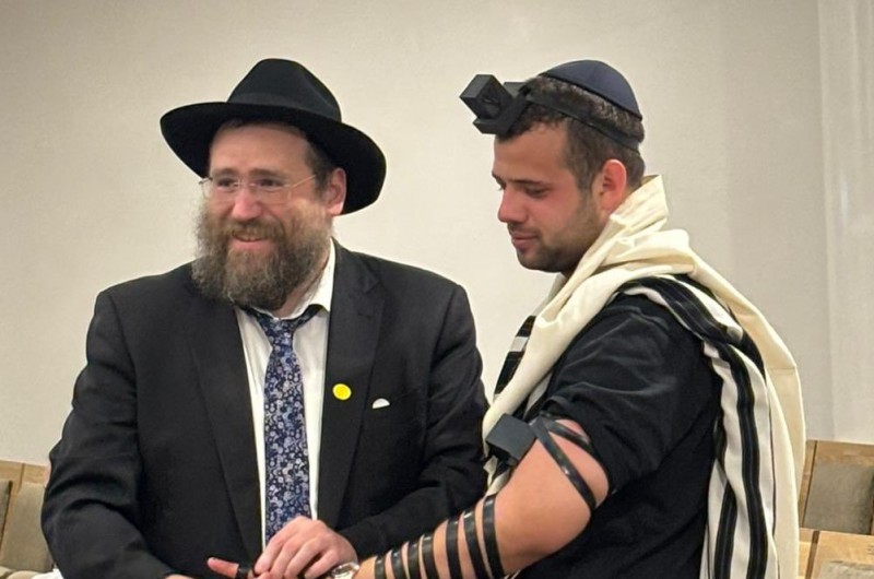 כתב הכנסת של 'ישראל היום' אילי זילברברג הפשיל שרוול והניח תפילין בבית חב