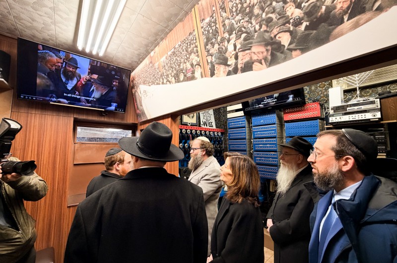 מושלת מדינת ניו יורק גב' קת'י הוקול, ערכה ביקור ב-770 ובקראון הייטס, הוביל ר' יעקב ברמן איש יחסי הציבור של מרכז חב