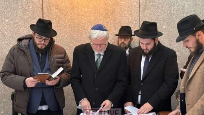 ראש ממשלת אוסטרליה לשעבר הגיע לאוהל עם ניצולי הפיגוע