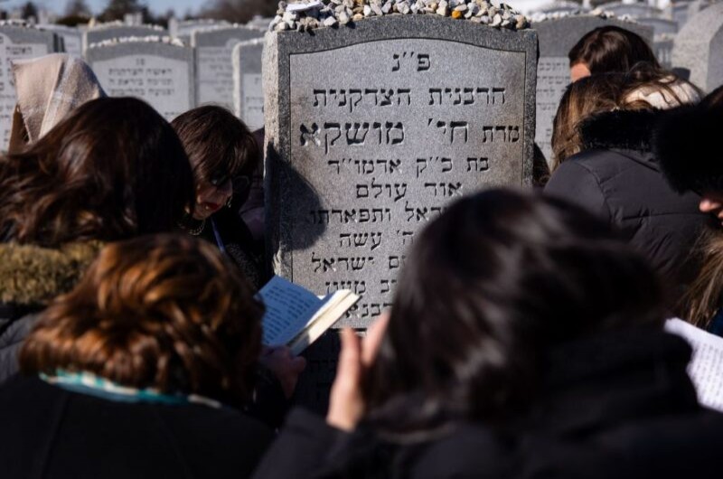 רגע לפני שהמריאו לביתן ושליחותן ובתום הכינוס העולמי בניו יורק: אלפי השלוחות מרחבי תבל הגיעו לשאת תפילה על ציון הקד' של הרבי וציונה של הרבנית ע