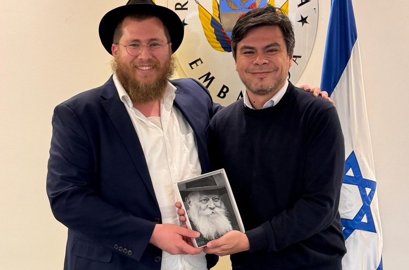 קונסול קולומביה בישראל נפעם ממנהיגותו וחזונו של הרבי