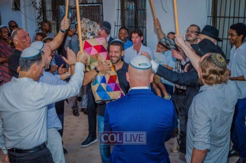 במרכז יבשת אפריקה: עשרות מחברי הקהילה היהודית במדינת טנזניה חגגו בשמחת הכנסת ספר התורה אל בית הכנסת של הבית חב