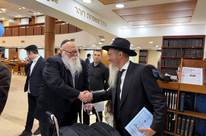 קבלת פנים חמה: שליח הרבי ורבה של רוסיה - הרב בערל לאזאר, מקבל את האורח הרב משה דיקשטיין מבאר שבע, שהגיע למוסקבה, לרגל שמחת הבר מצוה לנכדו