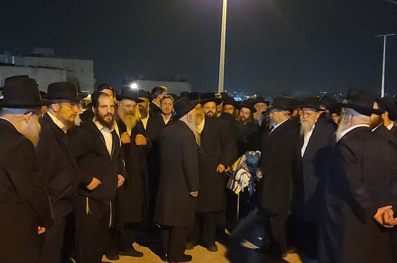 בשעת ליל: מאות ליוו למנוחות את הרה