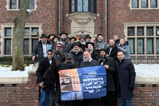 כמיטב המסורת: חלק מקבוצת אברכים משיכון חב