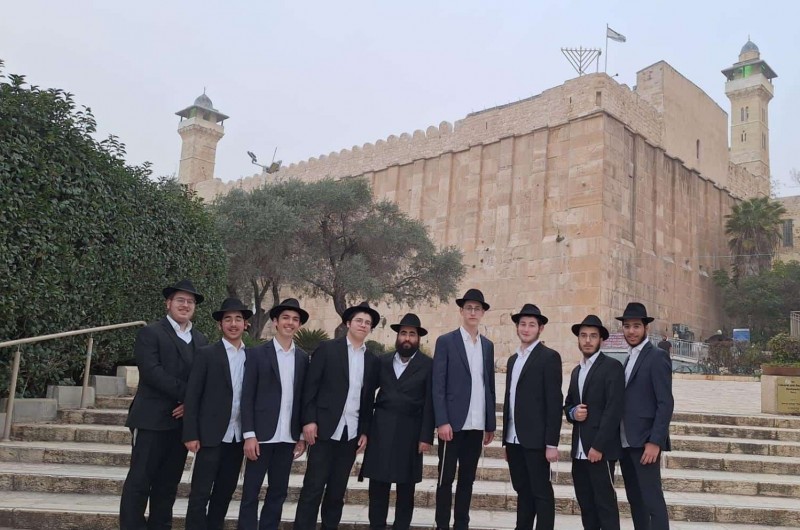 צוות מנהלי סניף הפנסאים 'צבאות השם' בשיכון חב''ד לוד שהו בשבת האחרונה בחברון בשבת אחדות מיוחדת בסמיכות לכ