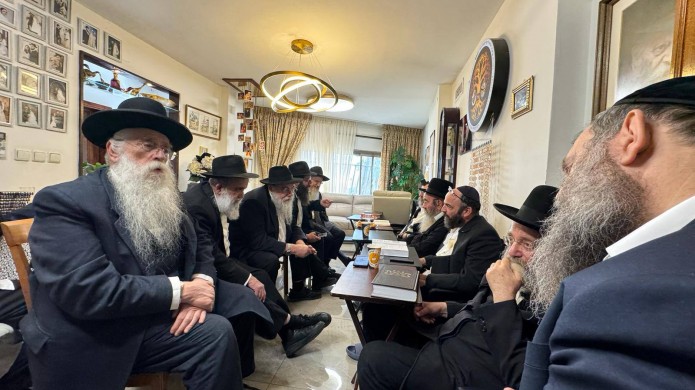 ניחום אבלים אצל בני משפחת ברגמן בשכונת רמות בירושלים