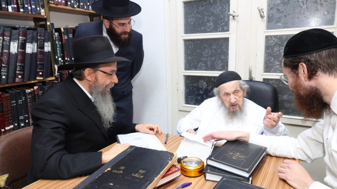 ביקור מיוחד: שליח הרבי בהונגריה הציג חיבור חדש לגר