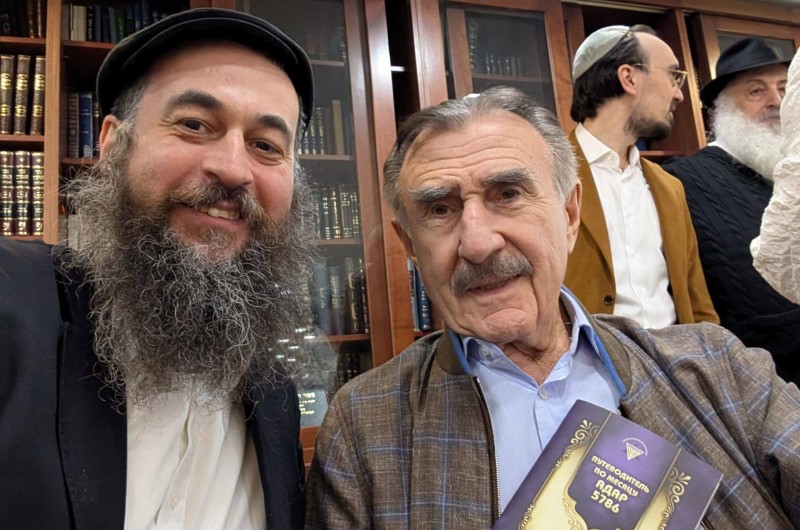 השחקן היהודי ליאוניד קנייבסקי בן ה-86, הגיע לבית הכנסת חב