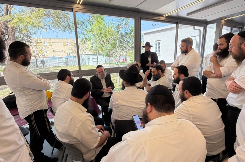 משה טרייטל - מאמן מוקדי מכירות ועמותות להגדלת הכנסות, בהדרכה כלכלית חשובה לשלוחי הרבי ומנהלי בתי חב