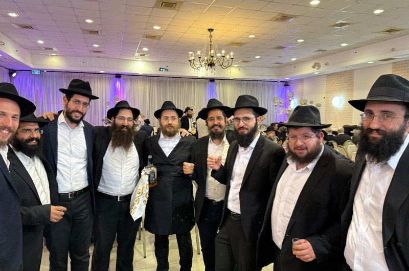 שהשמחה במעונו: חברי הכיתה של החתן התמים יעקב קופרמן מרמת גן, שלמדו איתו בספסל הלימודים בישיבת חב