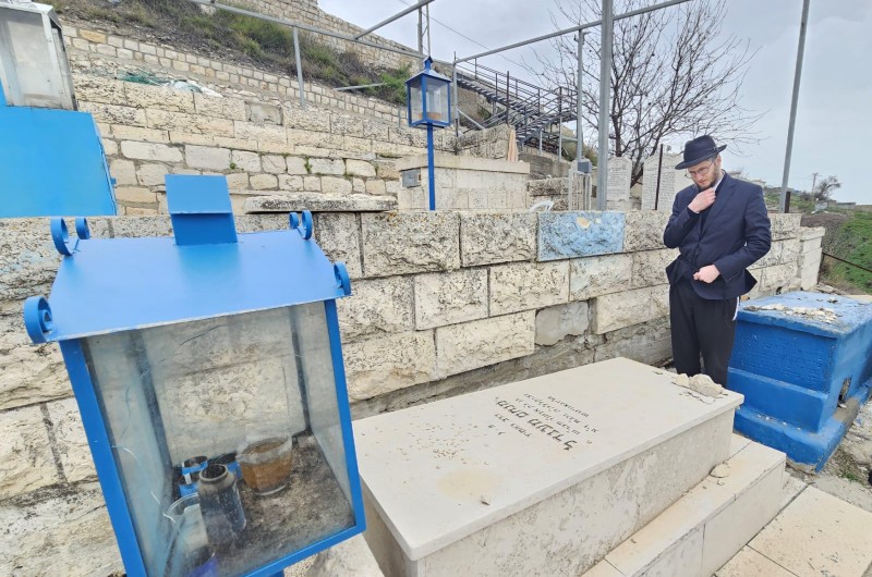 הרב לוי פינסון, שליח הרבי בקורסיקה, מתפלל על קברו של רבי מנחם מענדל שניאורסון, בן אדמו