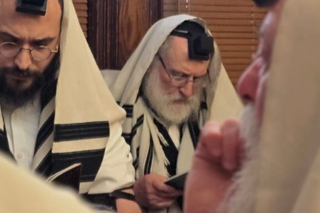 המשפיע הראשי בישיבת תומכי תמימים המרכזית ב-770 הרב זלמן גופין בחצרות קודשנו, בתפילת שחרית בחדרו של הרבי | צילום: DK