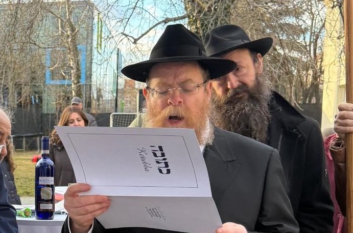 תחת כיפת השמיים: שליח הרבי בעיר דרזדן שבגרמניה - הרב שניאור זלמן הבלין, מקדש תחת חופה זוג יהודי מהקהילה שהחליט להינשא בשעה טובה ובמזל טוב