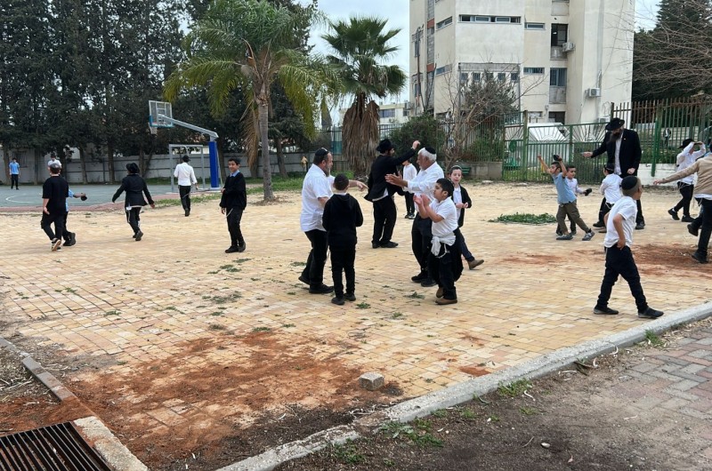 ריקודי שמחה של ראש חודש אדר בתלמוד תורה אור שמחה בכפר חב