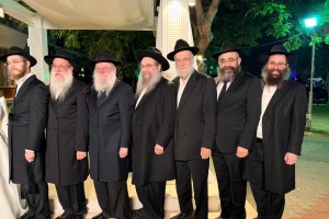 ידידים רבנים ושלוחים בחתונת וילהלם-גולדברג בכפר חב