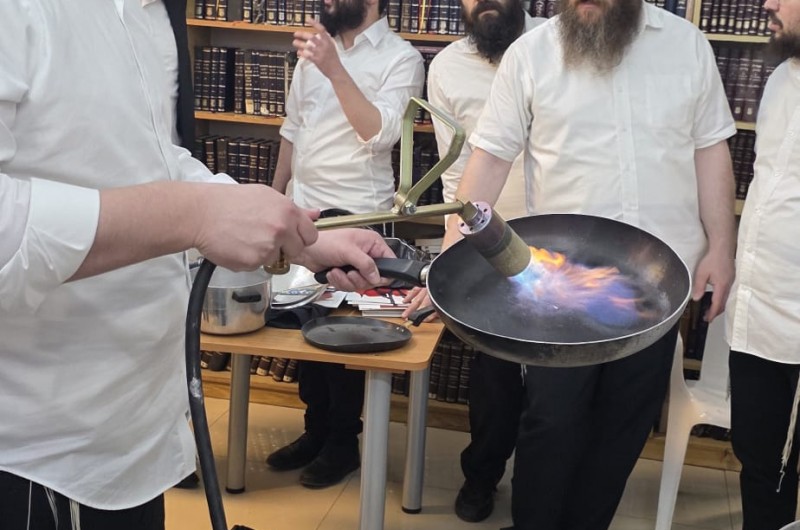 באש וכלים: הדרכה מעשית לאברכים בהלכות הכשרת מטבחים 