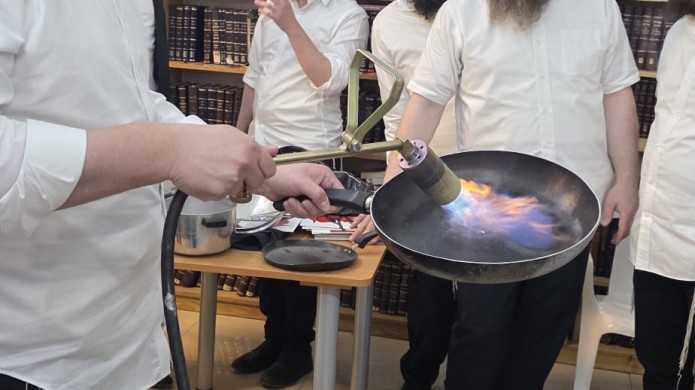 באש וכלים: הדרכה מעשית לאברכים בהלכות הכשרת מטבחים 