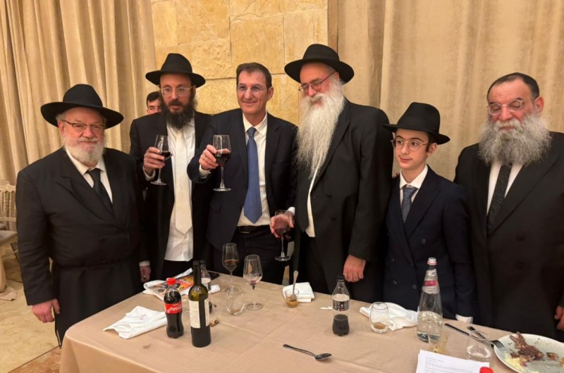 במזל טוב: חבר הכנסת בועז ביסמונט מ'הליכוד' משתתף בשמחת הבר-מצווה לבן שליח הרבי בגוש הגדול בתל-אביב, הרב אליהו שוויכה (צילום: שמואל עמית)