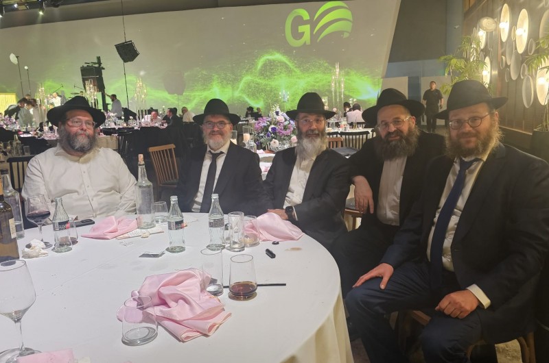 בחתונת של בן שליח הרבי ורבה של שטרסבורג - הרב מ