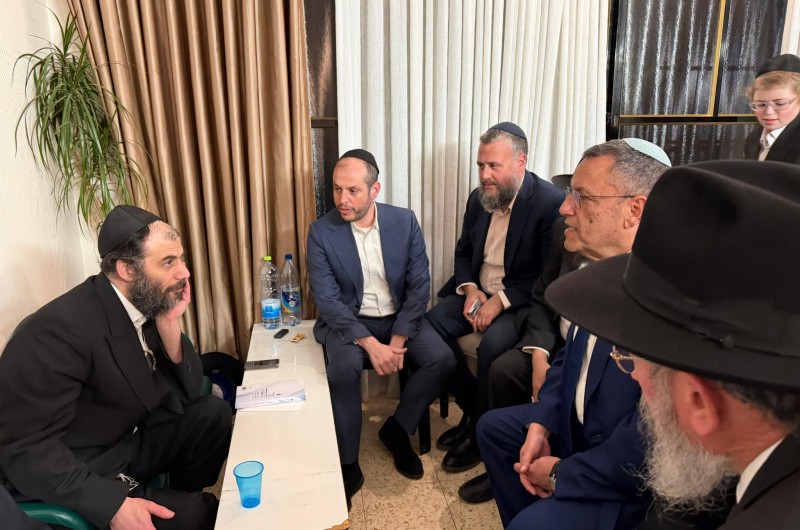 שלא תדע עוד צער: ראש עיריית ירושלים משה ליאון ונציג חב