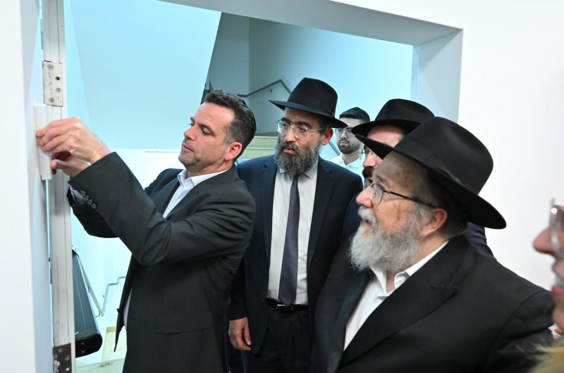 קביעת מזוזה לבית חב״ד נוסף בשכונת קרית השרון בנתניה, בניהולו של הרב שולם דברוסקין. כיבד בהשתתפותו ראש העיר הנכנס מר אבי סלמה