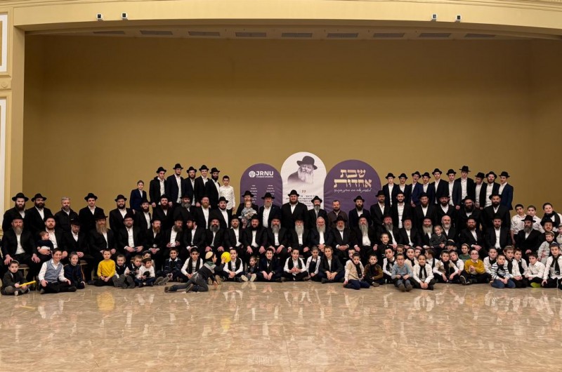 בדנייפרו נחתמה שבת אחדות היסטורית למשפחות השלוחים באוקראינה בארגון חב״ד אוקראינה JRNU  ובאירוח השליח הרב שמואל קמינצקי. בשבת נערכו התוועדויות ושיעורים ואף תכנית לילדים. צפו בתמונה מצאת השבת