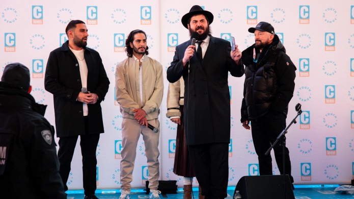 הלילה בטיימס סקוור: תיעוד מרהיב מהמפגן היהודי הענק | צפו