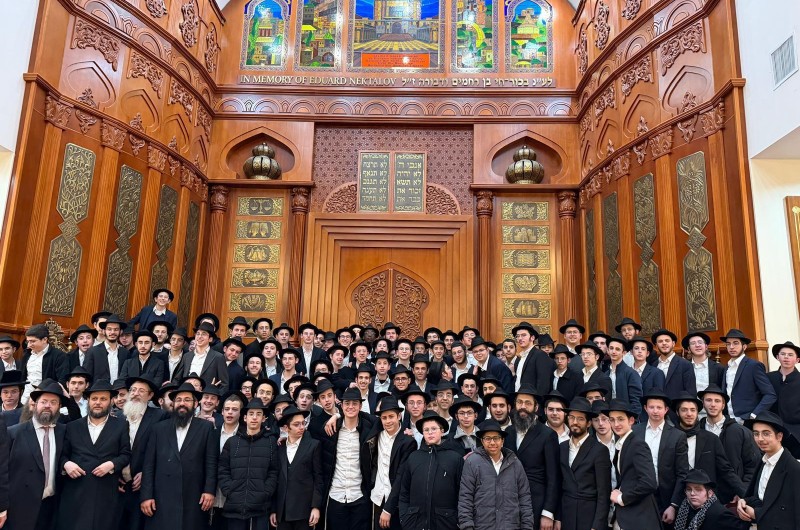 תלמידי ישיבת תומכי תמימים באלעד, שנסעו לחצרות קודשנו, בביקור בבית הכנסת הגדול 'בוכרים סנטר' של העדה הבוכרית בקווינס, עם שלוחי הרבי במקום, שם התארחו למלווה מלכה