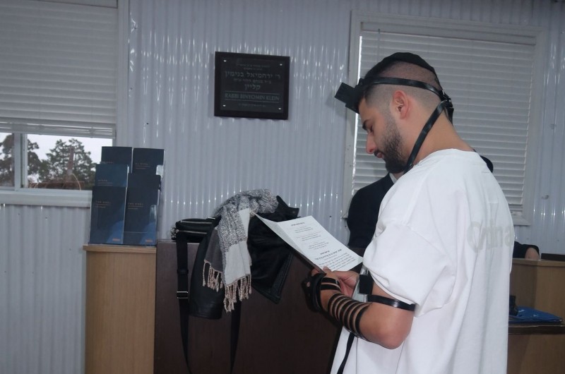 הזמר עדן חסון שנמצא בסבב הופעות בניו יורק הגיע לתפילה באוהל הקדוש. קודם כניסתו לאוהל הניח תפילין