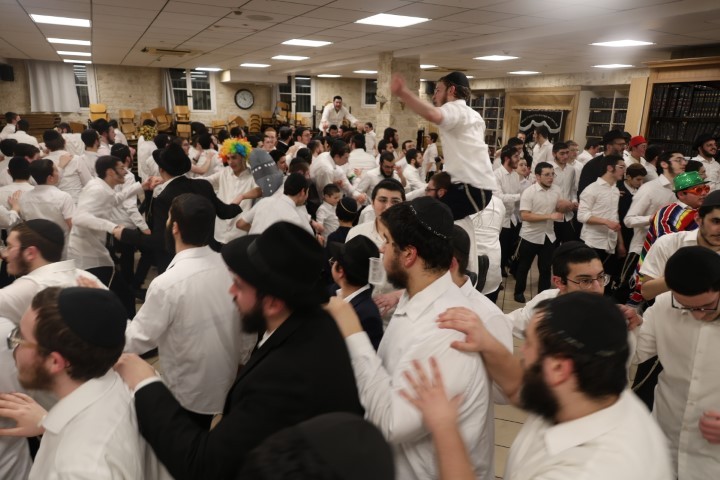 חודש אדר בישיבה בברינואה: ריקודים סוחפים במוצ