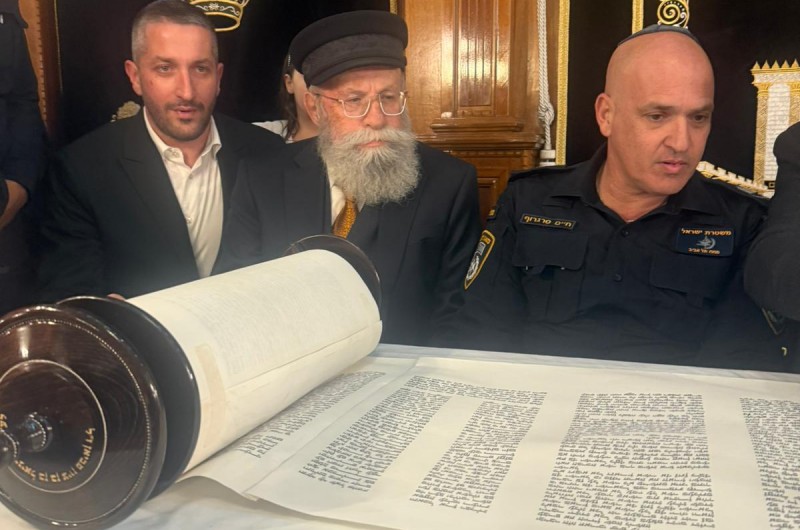 כתיבת ספר תורה בבית הכנסת העתיק 