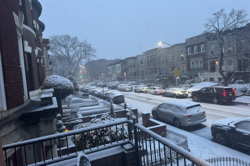 תיעוד ראשוני: רחובות קראון הייטס בברוקלין ניו יורק, מכוסים בשלגים שיורדים עם בואה של הסופה החזקה לאזור