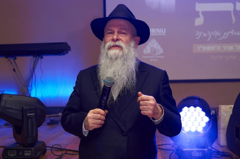 18 שעות נסיעה: שבת האחדות ההיסטורית לשלוחים באוקראינה