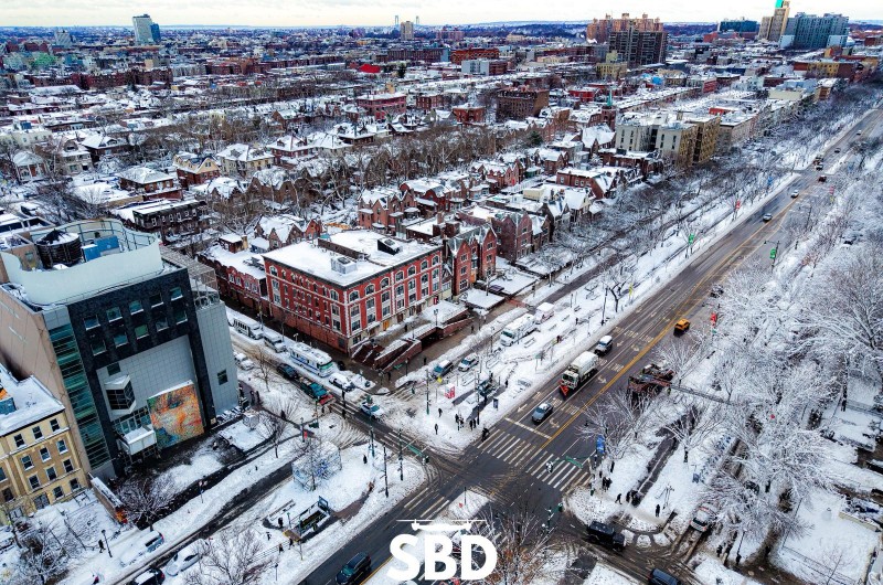 תיעוד שכמותו עוד לא ראיתם: צלם COL שמואל בצלאל דהן מגיש תמונה מרהיבה ממעוף הציפור, של שכונת קראון הייטס ו-770 ברקע סופת השלגים