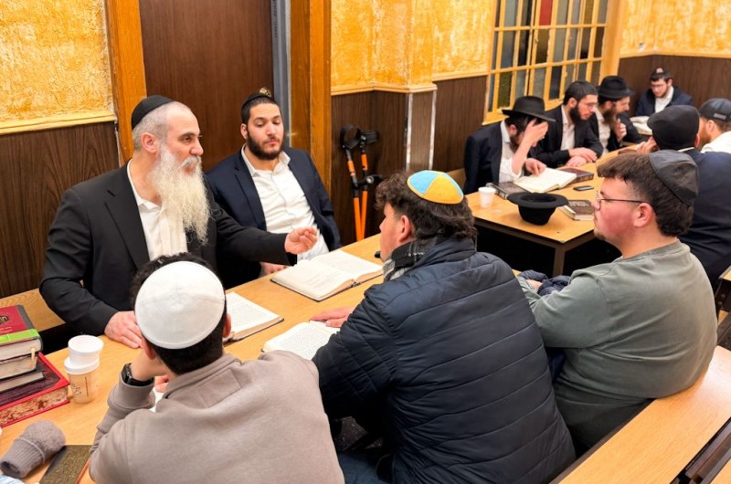 הרב לירז זעירא, שנסע לחצרות קודשנו לראשונה מאז הפציעה הקשה ברגליו בדרום סוריה, בלימוד עם נערי חב