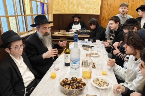 בזאל הקטן ב-770 נערכה שמחת בר המצווה של התמים בן ציון אזימוב מפריז בירת צרפת, בהשתתפות אביו השליח הרב לוי אזימוב