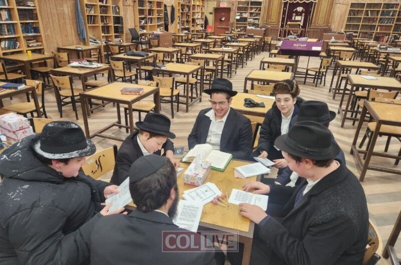 הכי קרוב לבית: תלמידי 'אהלי תורה' ו'ליובאוויטשער ישיבה' בקראון הייטס לומדים ברחבי השכונה, בבתי כנסת וכיתות, זאת בשל סופת השלגים שמונעת ואוסרת תנועת כלי רכב