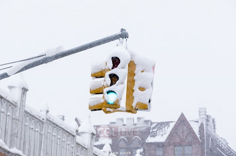 קפאו במקומם: רמזורי העיר ניו יורק מהבהבים ללא מטרה בסופת השלגים, לאחר שהעירייה אסרה על נהיגה בכבישים ותנועת כלי-רכב, בעקבות הסכנה הגדולה (צילום: סאם סופר)