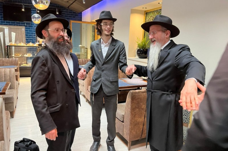 השליח הרב יאקים ייגודייב מכובד בסנדקאות לנער יהודי שהתחזק בתורה ובמצוות ע