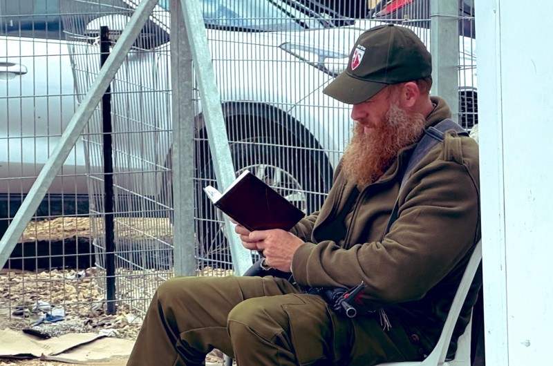 ממלחמה זרה למלחמה על הבית: ר' אלכס שרולביץ חסיד חב