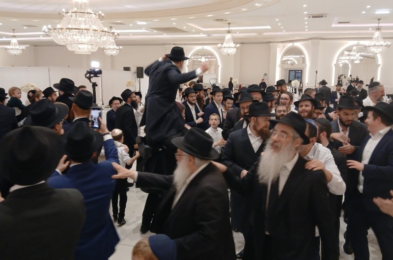 בצפון צרפת התקיימה הלילה חתונת התמים בני וינטרפלד ממונטריאול שבקנדה עב