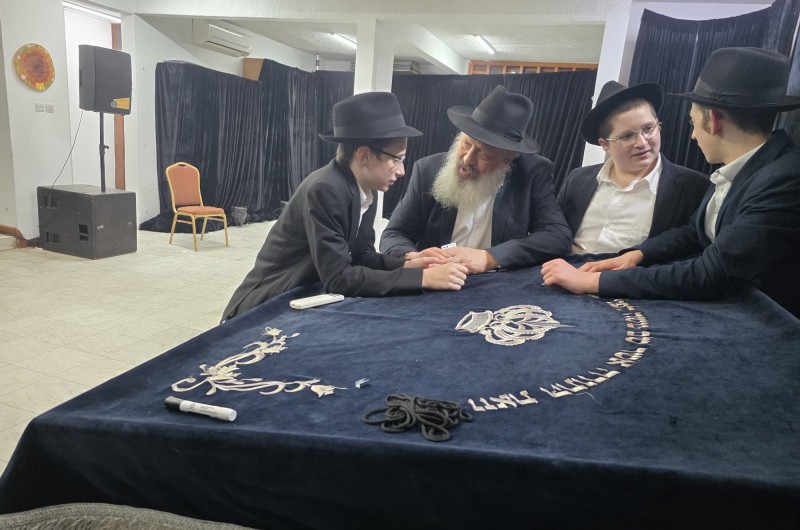 הרב יוסף יצחק פבזנר מפריז שבצרפת, שהגיע לגאנה שבאפריקה המרכזית לרגל בר מצווה לנכדו התמים הלל מאיעסקי, בן שלוחי הרבי למדינה, בשיח עם נכדיו ערב לפני השמחה המשפחתית