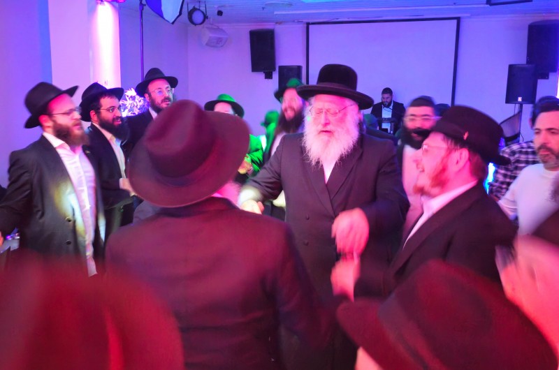 במזל טוב: רבנים, שלוחי הרבי וידידים השתתפו בשמחת בר מצווה לבנו של יו