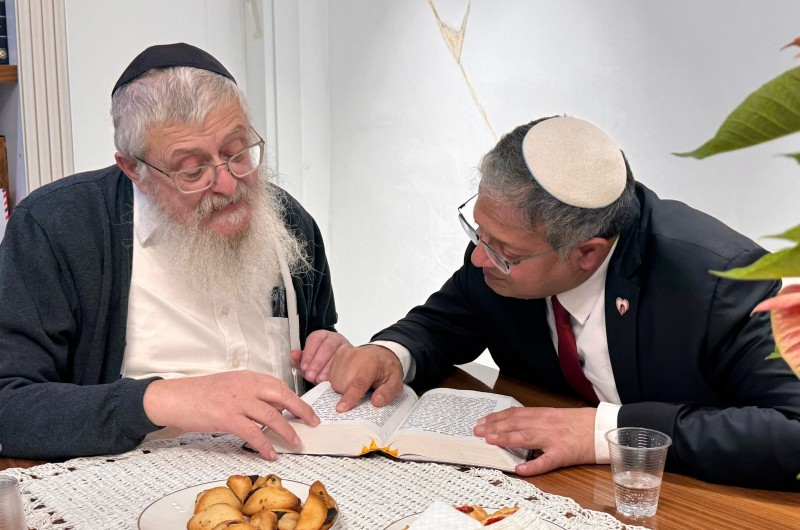 השר לביטחון לאומי איתמר בן גביר נצפה בלימוד חברותא בספר התניא יחד עם הרב ברוך בועז יורוקוביץ, מרא דאתרא קהילת חב