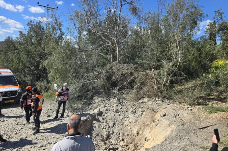 הטיל יצר מכתש באדמה: תיעוד נוסף מזירת הנפילה הבוקר בגזרת בית שמש. באורח נס ללא נפגעים. (צילום: איחוד הצלה)