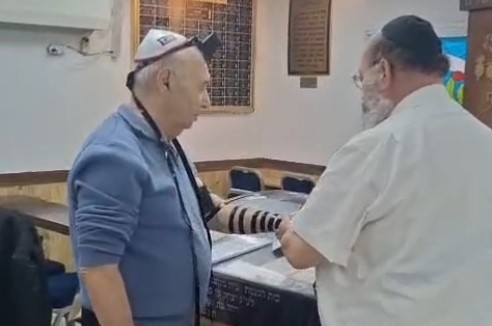 אזעקת חירום משיגור טילים איראניים, תפסה את שליח הרבי בבני-עייש הרב ארקי' קרניאל, שהניח תפילין ליהודי בבוקר בבית חב