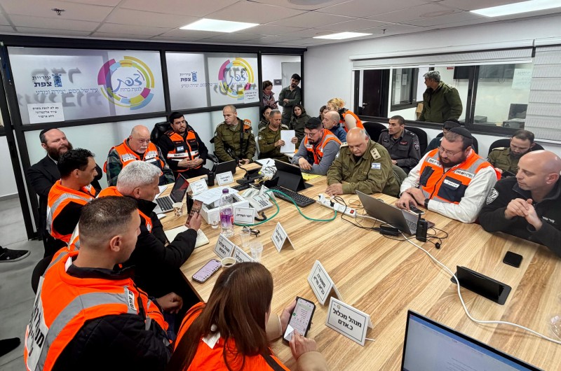 בהערכת מצב הלילית של ראש העיר יוסי קקון, בכירי העירייה ונציגי פיקוד העורף, נצפו חסידי חב