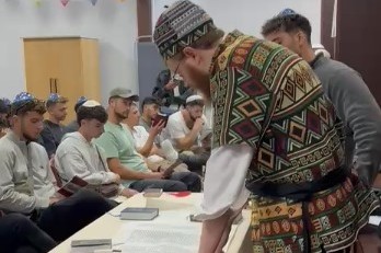 קהל ענק בקריאת מגילה בליל פורים, בבית חב